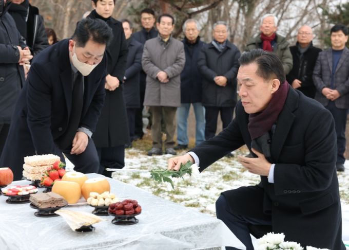 이재준 수원시장이 헌화하고 있다.