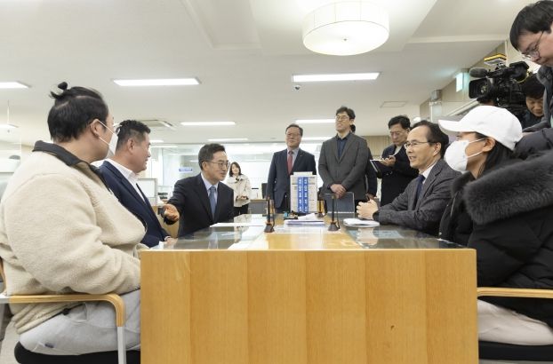 김동연 경기도지사, 설렁탕집 기자회견 이어 치킨·생선구이집 사장님 금융민원 상담