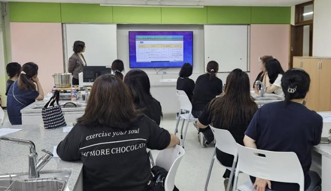 수원시학교급식지원센터가 ‘2024년 찾아가는 학부모 식생활 교육’을 하고 있다.