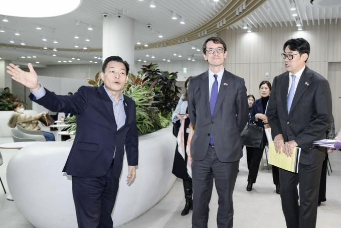 이재준 시장이 베르투 대사에게 새빛민원실을 안내하고 있다.