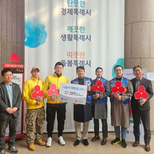 전달식 참석자들이 기념촬영을 하고 있다.