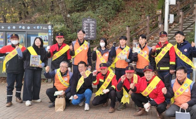 지난해 11월 산불전문 예방진화대가 관내 산불 감시초소와 임야 연접지를 중심으로 순찰 활동을 하고 있다.
