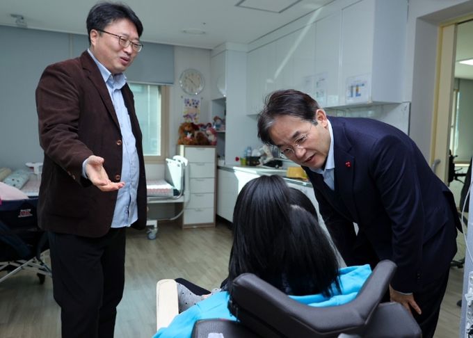 홀트일산요양원·홀트일산복지타운을 방문해 입소자와 이야기를 나누고 있는 이동환 고양특례시장