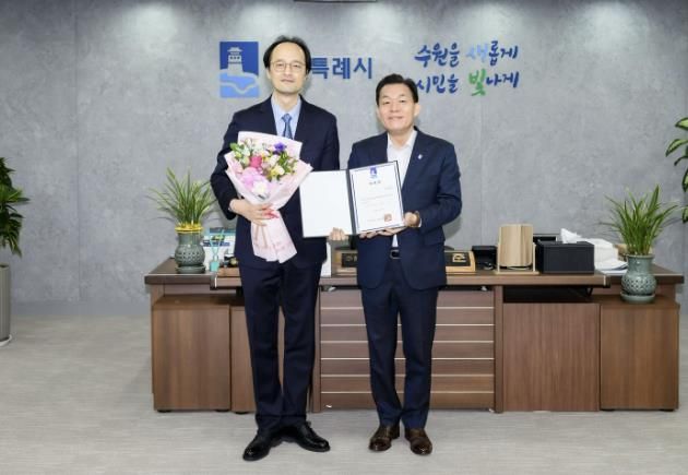 이재준 수원시장(오른쪽)이 위촉장 수여 후 최희준 예술감독과 함께하고 있다.