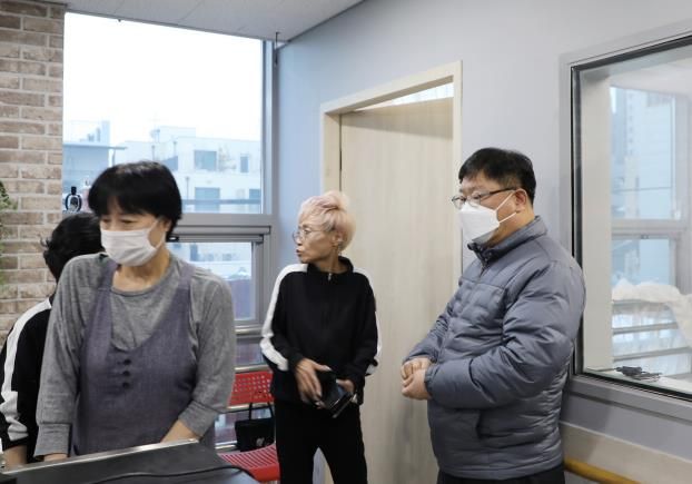 이상균 수원시 팔달구청장, 경기실버빌 요양원 화재로 인한 임시거주지 방문