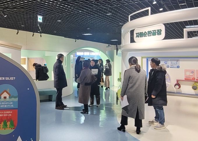 4일 수도권 내 교육지원청, 지자체 학교복합시설 담당자들이 어울마당 1층 영유아체험센터를 둘러보고 있다.