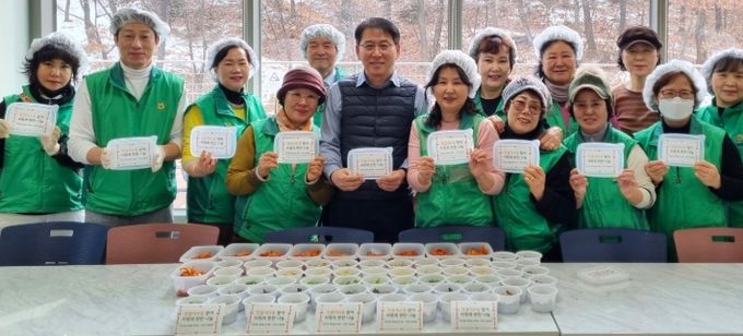 광명시 하안1동 새마을부녀회, 지도자협의회는 지난 5일 관내 취약계층 어르신들에게 반찬을 전달했다.