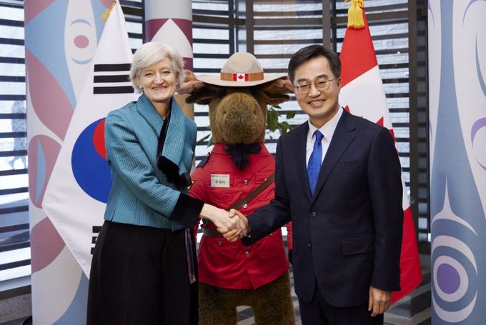 김동연,주한캐나다 대사 만나 미 보호무역 대응 경제협력 강화 논의