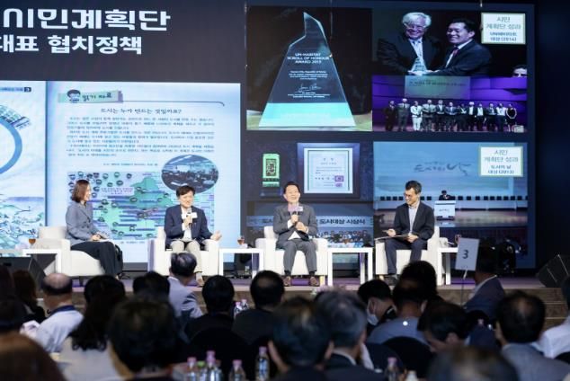 지난해 9월10일 개최된 2024 도시정책 시민계획단 원탁토론회에서 이재준 수원시장과 도시 전문가들이 토크 콘서트를 진행하고 있다.