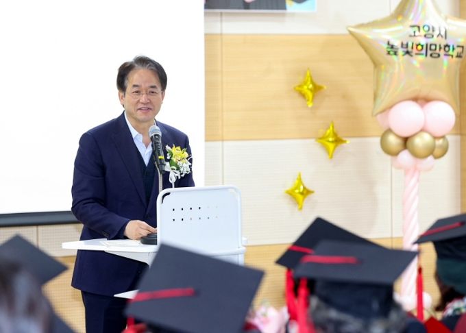 학력인정 높빛희망학교 졸업식에서 축사 중인 이동환 고양특례시장