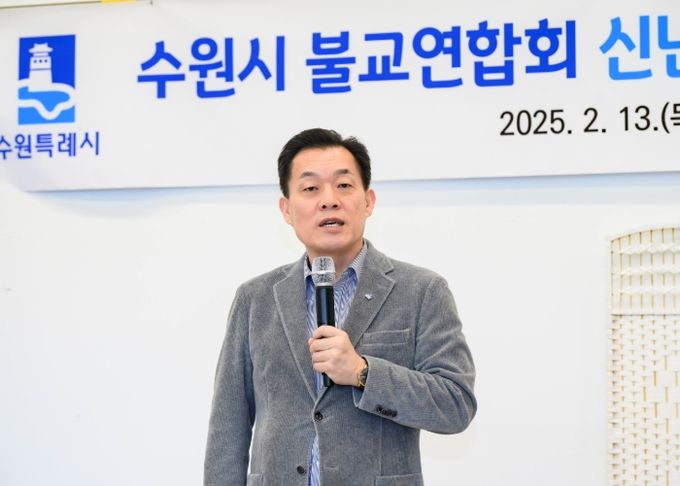이재준 수원시장이 간담회에서 발언하고 있다.