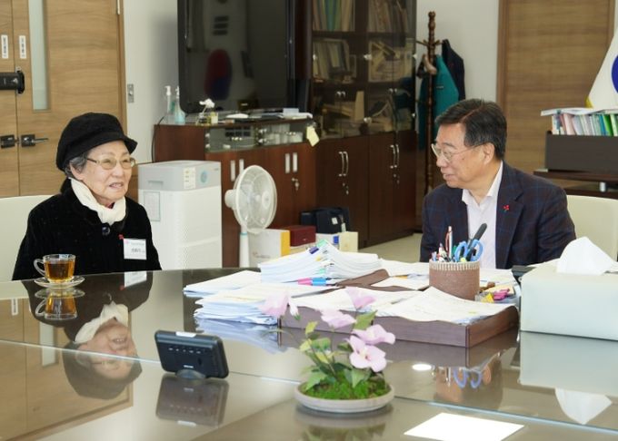 신상진 시장과 전몰군경유족 권화식 어르신께서 대화하고 있다.