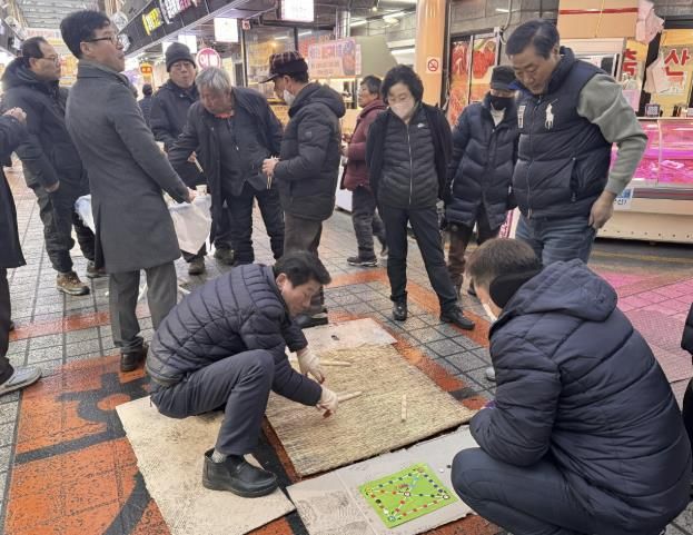 12일 화서시장에서 척사대회를 하고 있다