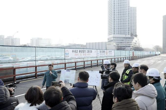 신상진 성남시장이 14일 수내교 분당방향 4차로 임시도로 개통 전 현장에서 브리핑을 하고 있다