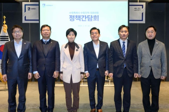 이재준 수원시장(오른쪽 3번째)과 염태영(왼쪽부터) 의원, 김승원 의원, 백혜련 의원, 김준혁(오른쪽부터) 의원, 김영진 의원이 함께하고 있다.