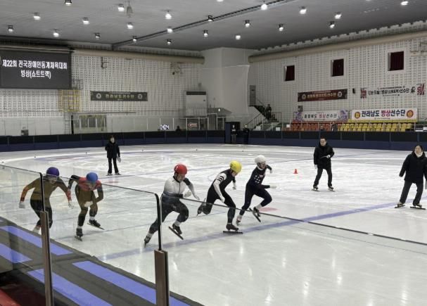 빙상 500m 종목 출전한 김동욱 선수(빨간모자)의 경기 장면