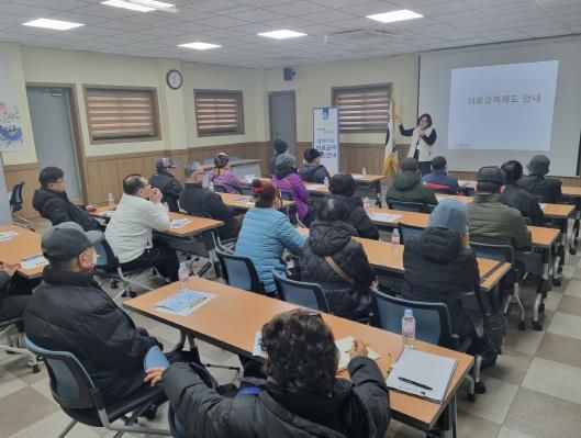 조원1동 행정복지센터에서 신규 의료급여수급자를 대상으로 교육을 진행하고 있다.