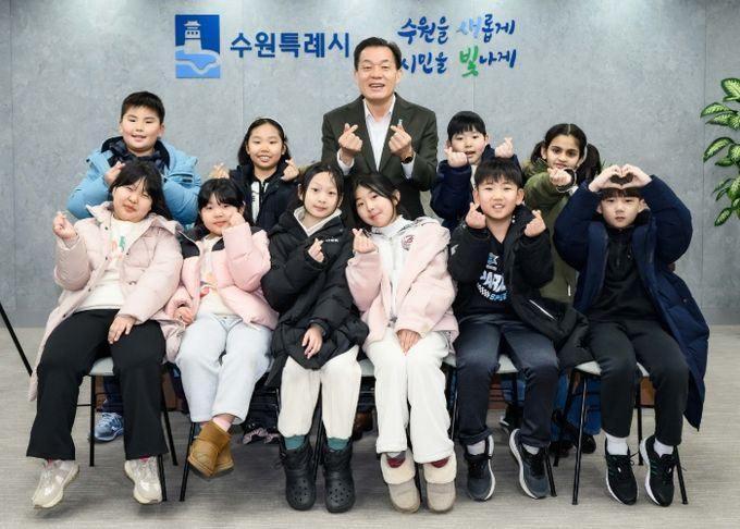 이재준 수원시장(두번째 줄 가운데)이 The꿈지역아동센터 이용 초등학생들과 기념사진을 촬영하고 있다.