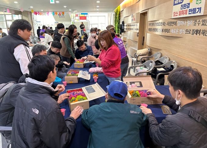 지난해 11월 광명극장에서 열린 '광명시 장애인 평생학습 성과공유회'에서 체험활동을 진행하고 있다.