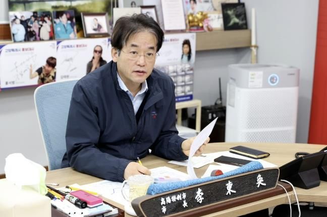 ‘직소민원 소통의 날'덕은지구 주민들의 의견을 청취하고 있는 이동환 고양특례시장