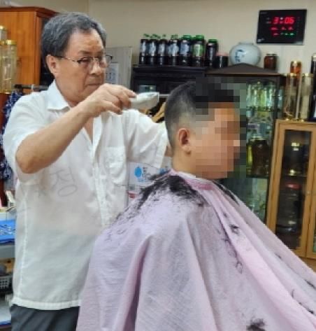 안양승이용원에서 군 장병이 이발을 하고 있다