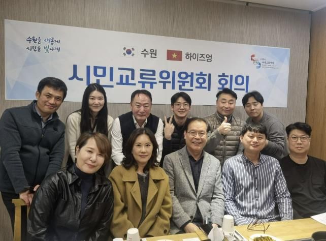 반종민 위원장(앞줄 우측 두 번째) 등 시민교류위원회 위원들이 기념촬영을 하고 있다.