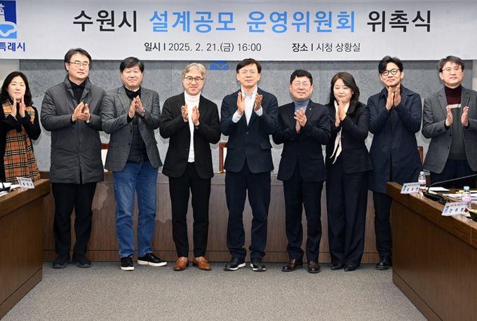 현근택 수원시 제2부시장(가운데)과 위원들이 함께하고 있다.