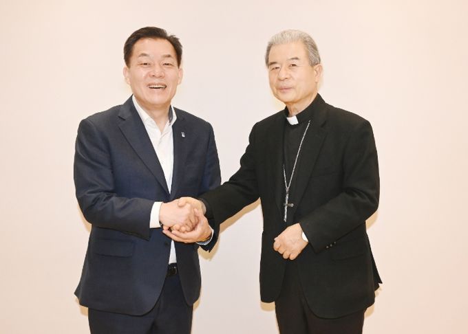이재준 수원시장과 수원교구장 이용훈 주교가 함께하고 있다.