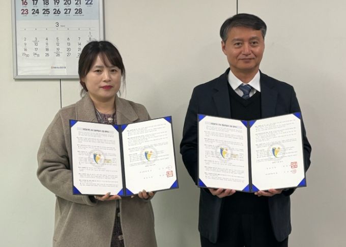 광명시는 지난 25일 교원구몬 학습지사와 다문화가족 아동의 학습지 지원을 위한 업무협약을 체결해 송혜정 교원구몬 광명지국장(사진 왼쪽)과 이길용 사회복지국장(사진 오른쪽)이 기념사진을 촬영하고 있다.
