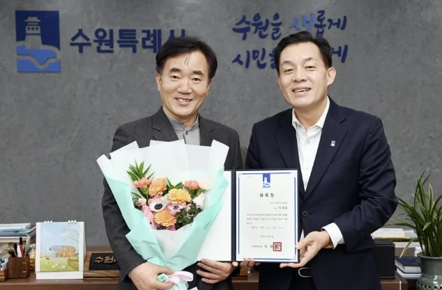 이재준 시장(오른쪽)과 이재훈 협회장이 위촉식 후 함께하고 있다.