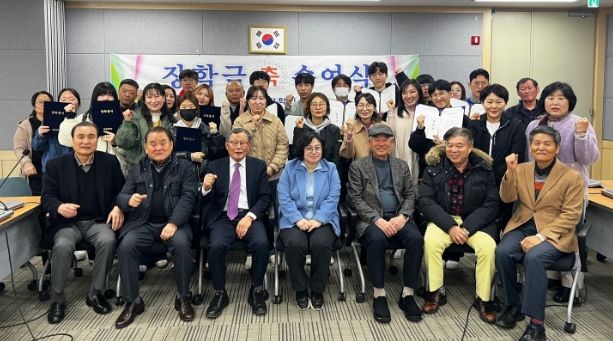 화성시 정남장학회에서 8일 정남면 행정복지센터에서 장학금 전달실을 개최하고 기념촬영하고 있다