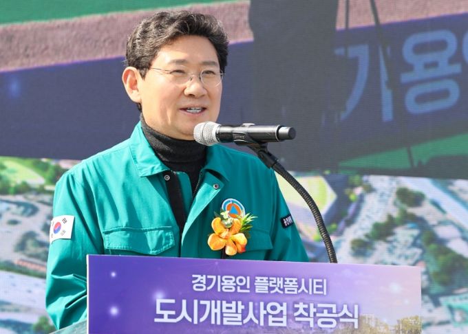 이상일 용인특례시장이 11일 열린 '경기용인 플랫폼시티 도시개발사업 착공식'에서 축하인사를 하고 있다.