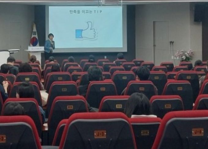광명시는 지난 10일부터 11일까지 이틀간 평생학습원 대강당에서 민원 담당 공무원 200여 명을 대상으로 친절교육을 실시했다.