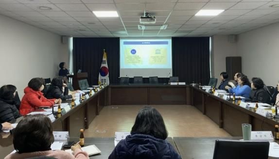 동탄2동행정복지센터에서 진행된 중장년 대상 AI 리터러시 교육