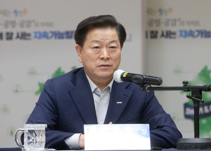 박승원 광명시장이 13일 오후 시청 대회의실에서 열린 ‘광명미래도시위원회 자문회의’에 참석해 발언하고 있다.
