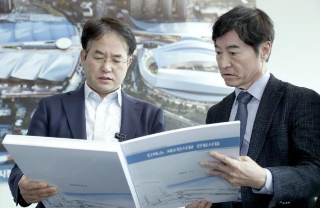 킨텍스 제3전시장 건립사업을 살펴보고 있는 이동환 고양특례시장