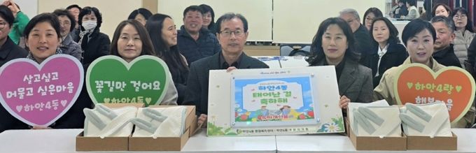 광명시 하안4동 주민자치회는 2023년 3월 2일부터 현재까지 3년 연속으로 하안4동 행정복지센터에서 출생신고하는 신생아에게 속싸개를 선물하고 있다.