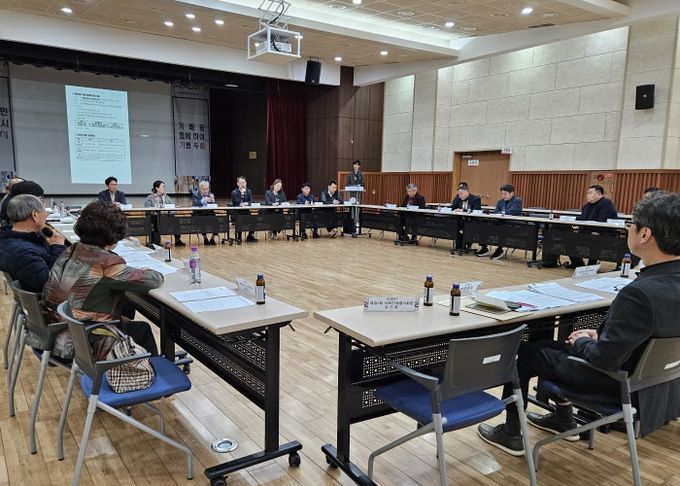지난 13일 기배동행정복지센터 대강당에서 열린 화성특례시 동부지역 소통협의회에서 박민철 화성시동부출장소장 등 참석자들이 지역 현안사항에 대해 논의하고 있다