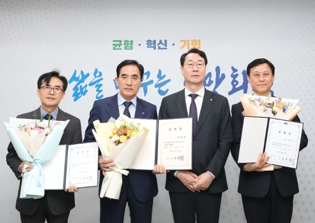 정명근 화성특례시장이 신임 공공기관장 3인을 임명하고 기념촬영하고 있다 (왼쪽부터 전병선 화성산업진흥원장, 한병홍 화성도시공사 사장, 정명근 화성특례시장, 황운성 화성복지재단 대표이사)