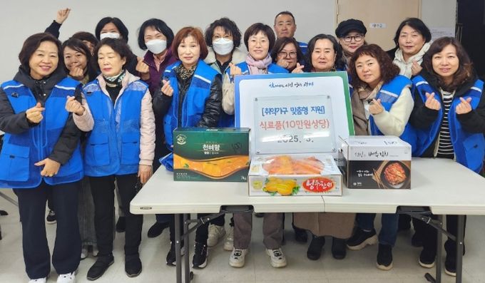 철산4동 행정복지센터는 지난 18일 지역사회보장협의체와 협력해 취약계층 한 명을 사례관리 대상으로 선정하고 물품을 지원했다.