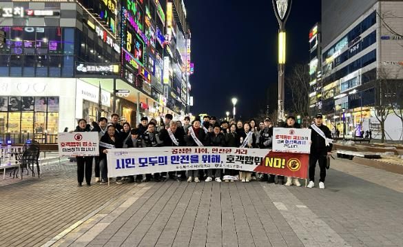 화성특례시가 19일 향남 로데오 광장에서 민관정 합동 캠페인을 실시하고 기념 촬영하고 있다.