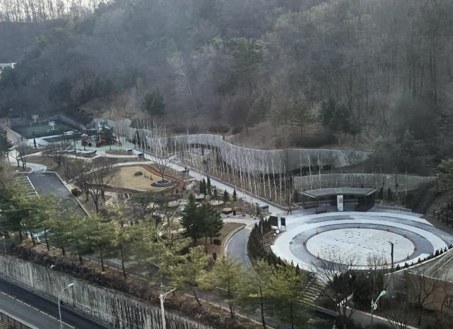 용인특례시는 처인구 김량장동 산 37-16번지 일원 용인중앙공원의 노후 시설과 주차장 개선 공사를 완료했다