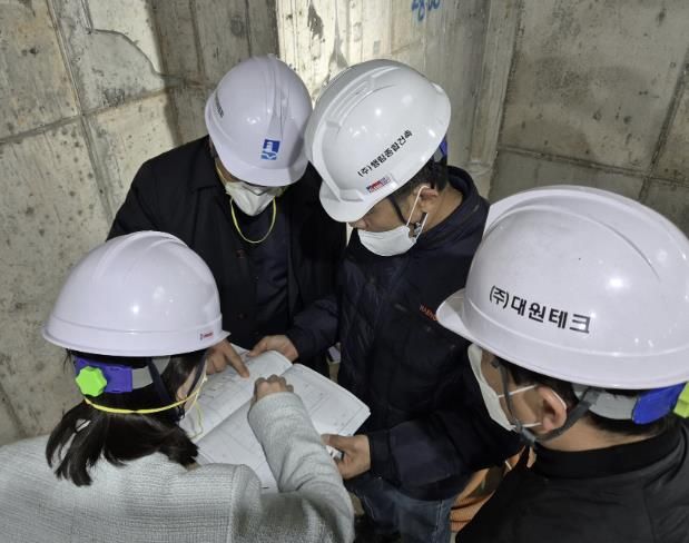 건설사업장에서 안전점검을 하는 모습