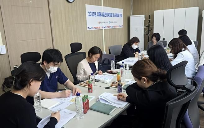 화성특례시 치매사업관리위원회가 25일 남양읍 소재 홈케어의원에서 제1회 사례관리회의를 하고 있다.