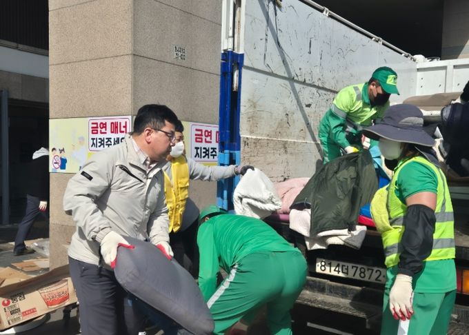 김현수 수원시 제1부시장이 환경 정비 작업을 함께하고 있다.