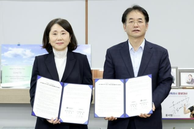 고양경제자유구역지정 및 커피산업 활성화를 위한 업무협약 기념촬영_이동환 고양특례시장(오른쪽), 한국맥널티(주) 이은정 총괄대표이사(왼쪽)