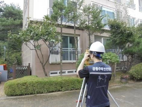 소규모 공동주택 단지 건축물 기울기(수직도) 측정을 하고 있는 모습