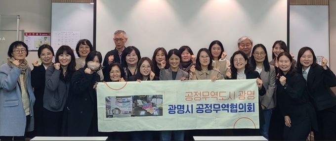 광명시 청소년 대상 프로그램 ‘기후틴(teen), 청소년 기후의병으로 가는 길’참여자들이 지난 29일 경기도 고양시 현대모터스튜디오를 방문해 수소전기차 기술과 친환경 모빌리티를 견학하고 기념사진을 촬영하고 있다.