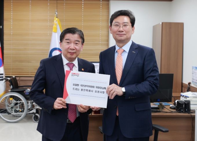 이상일 용인특례시장(오른쪽)이 31일 유철환 국민권익위원장(왼쪽)을 만나 광교 송전철탑 이설 사업에 대한 중재와 수지구 고기동 노인복지주택 사업에 대한 권익위원회 의견표명 재심의를 요청했다.