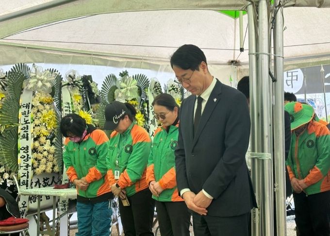 정명근 화성특례시장이 우호도시인 경북 영양군 합동분향소를 방문해 희생자들을 추모하고 있다